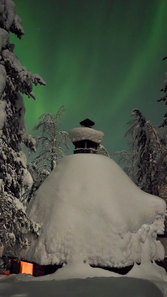Into the quiet.
Snow underfoot, breath in the dark, and a sky that slowly wakes up.
Last night in Lapland.

✨ Small groups. Real nights. Lapland as it is.

#intothequiet #northernlights #lapland #arcticnight #finnomenal @visityllas