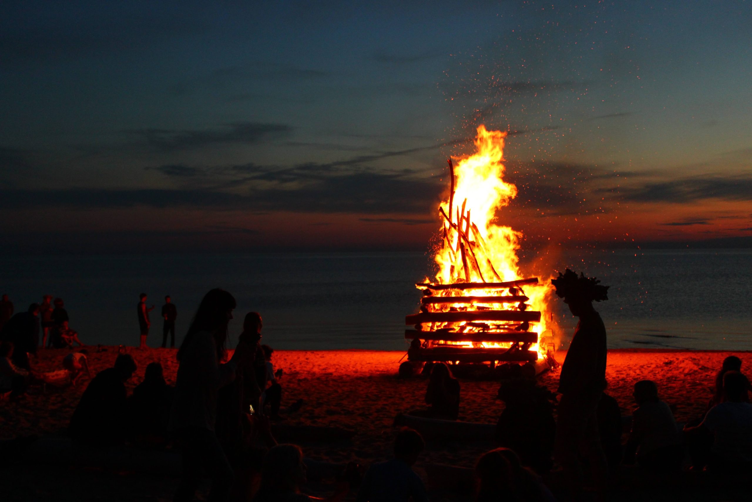 Lagerfeuer an Mittsommer by Lasma Artmane