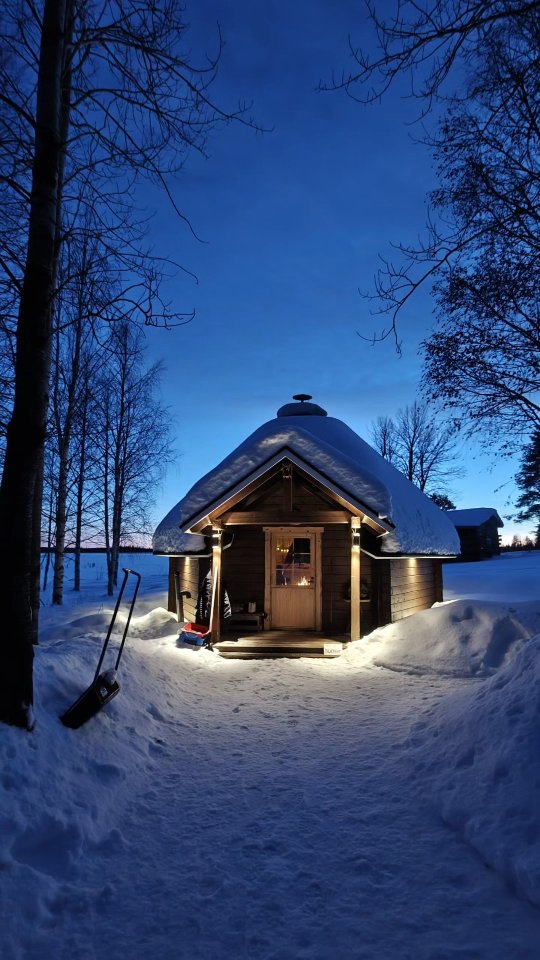 From small circles to big laughter.

13 curious women from @ladiesontheroad_events gathered around the fire for a Lappish pancake dinner. Hosted in the beautiful surroundings of Villa Vaamila in Ylläs.

Flames crackling.
Glögi bubbling on the fire.
And pancakes turning golden in the pan. 🥞🔥

Usually Finnomenal experiences are designed for small, intimate groups. But sometimes the circle grows a little bigger… and that’s wonderful too! 

Yes, we can host larger private groups as well – retreats, clubs, friends travelling together or special celebrations.

Still the same idea:
✨ local food
✨ stories of Lapland
✨ fire, forest and good company

Just with a few more smiling faces around the flames.

#laplandexperience #lappishfood #finnomenal #womenwhotravel #ylläs