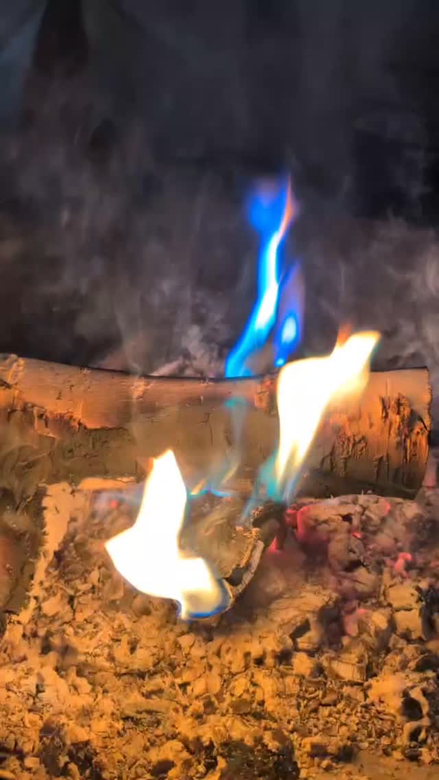 I let the fox run through the fire 🦊🔥

In Finnish the northern lights are called revontulet – fox fires.

When I sprinkle a little fox powder into the flames, the fire suddenly turns blue.

For a moment it almost feels as if the fox has stopped by the campfire… before running off to light the sky.

Have you ever heard the story of the revontulet?

#revontulet #laplandmagic #northernlightslegend #campfirevibes #finnomenal