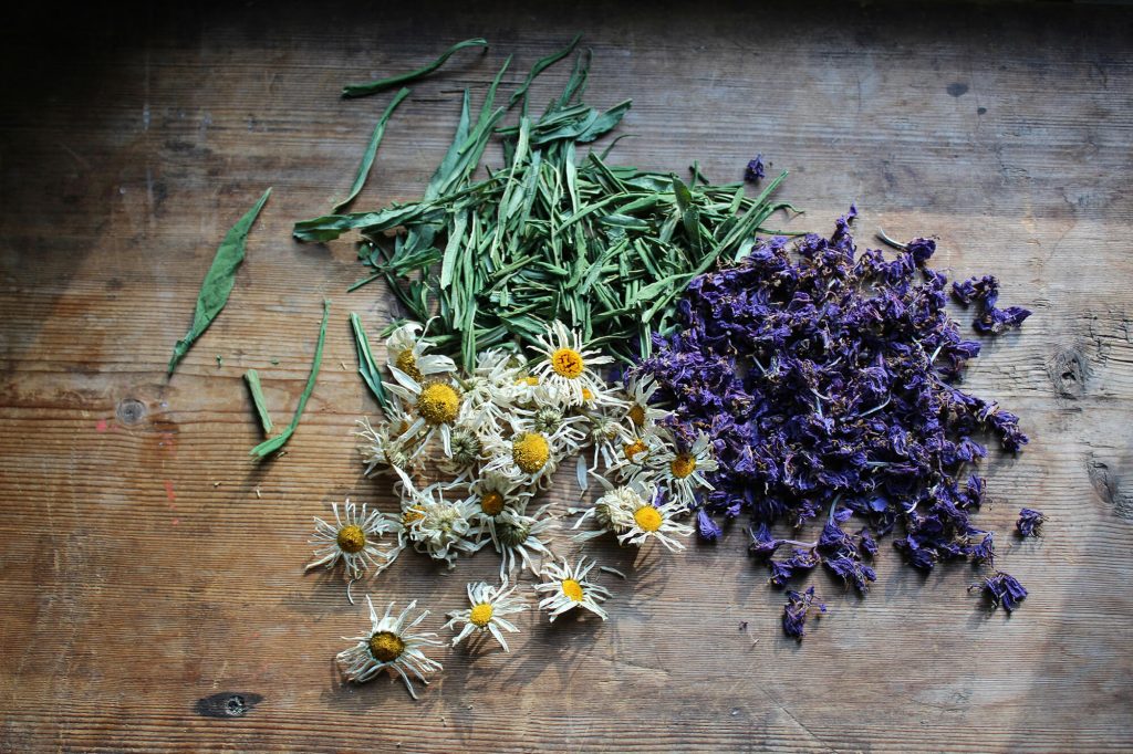 Kräuter by Anne Nygard Unsplash Mittsommer Juhannus