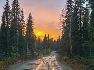 Ylläs im Oktober Strasse bei Sonnenuntergang